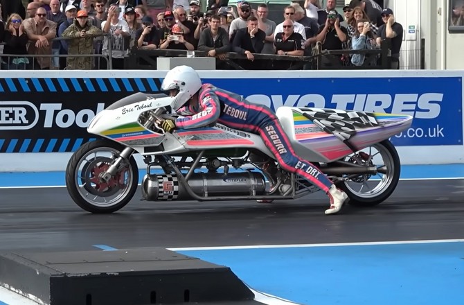 В Таиланде россиянин на мотоцикле столкнулся с мотогонщиком-рекордсменом, известным как Человек-ракета В Таиланде россиянин на мотоцикле столкнулся с мотогонщиком-рекордсменом, известным как Человек-ракета