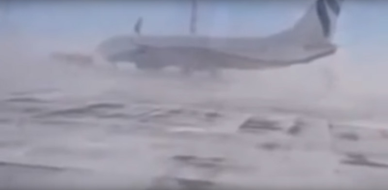 Ураганный ветер развернул огромный "Боинг" в аэропорту. ВИДЕО Ураганный ветер развернул огромный "Боинг" в аэропорту. ВИДЕО