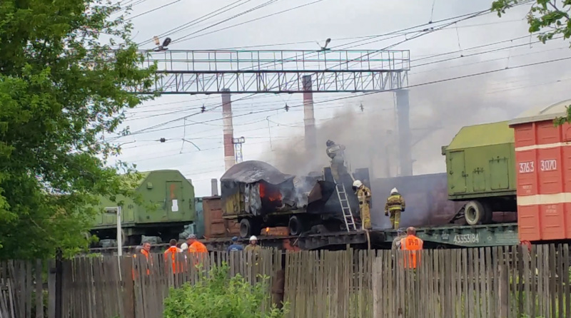 На Среднем Урале в поезд с военной техникой ударила молния. Груз сгорел. ВИДЕО На Среднем Урале в поезд с военной техникой ударила молния. Груз сгорел. ВИДЕО