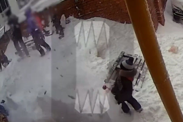 В центре Самары детей завалило лавиной снега, упавшей с крыши В центре Самары детей завалило лавиной снега, упавшей с крыши