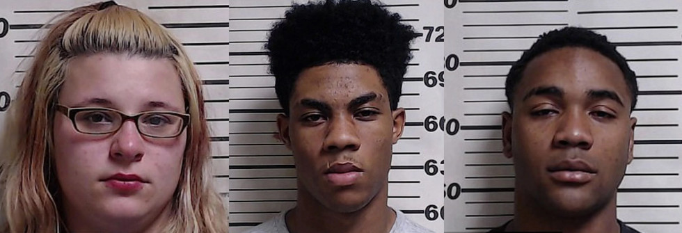 Трое подростков изнасиловали женщину во время трансляции в Facebook Трое подростков изнасиловали женщину во время трансляции в Facebook