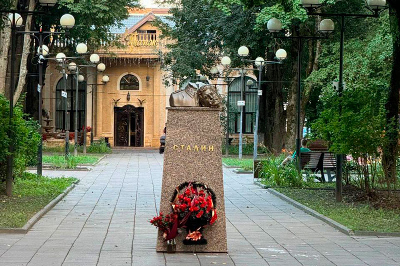 Голову Сталина снесли кувалдой с бюста в Подмосковье | Голову Сталина снесли кувалдой с бюста в Подмосковье Голову Сталина снесли кувалдой с бюста в Подмосковье | Голову Сталина снесли кувалдой с бюста в Подмосковье