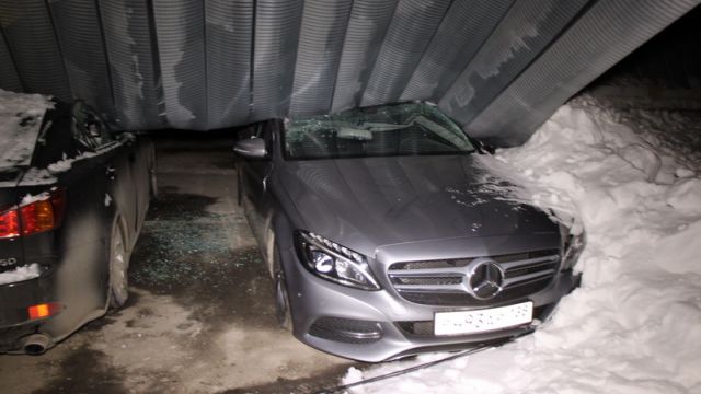 Обрушившийся ангар автостоянки раздавил элитные авто в Иркутске. ФОТО Обрушившийся ангар автостоянки раздавил элитные авто в Иркутске. ФОТО