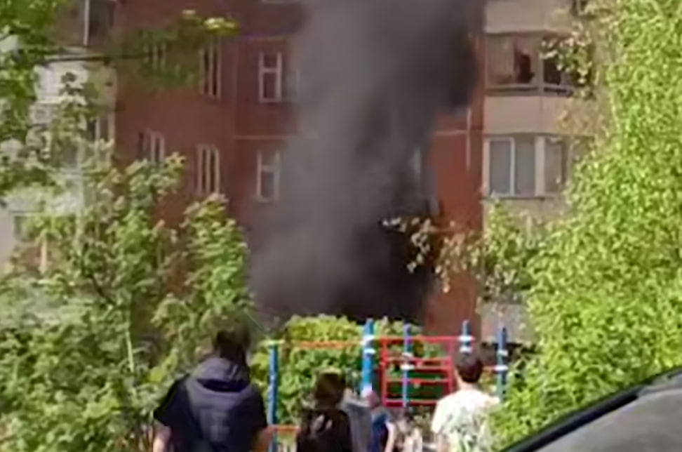 Взрыв автомобиля в Балашихе унес жизнь прохожего: полиция проверяет версию с СВУ | В Балашихе возле жилого дома взорвался автомобиль Взрыв автомобиля в Балашихе унес жизнь прохожего: полиция проверяет версию с СВУ | В Балашихе возле жилого дома взорвался автомобиль