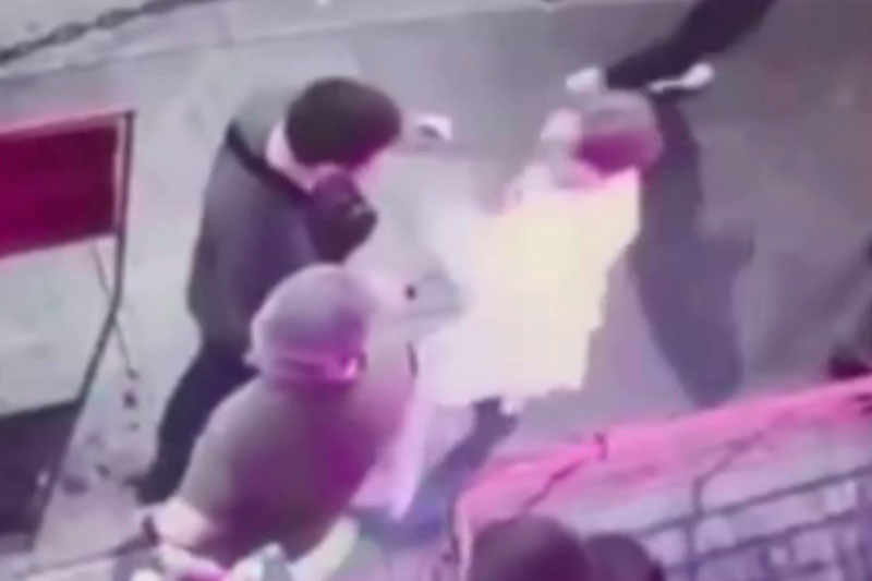 В Санкт-Петербурге чемпионка ММА отправила в нокаут пристававшего к ней друга | Россиянка отправила в нокаут пристававшего к ней в баре петербуржца