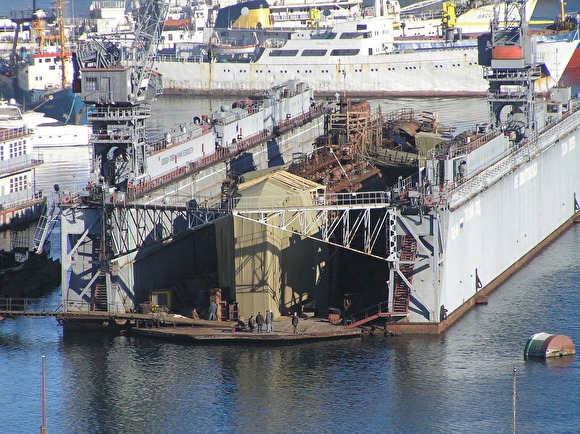 В Севастополе затонул списанный плавучий док с подводной лодкой