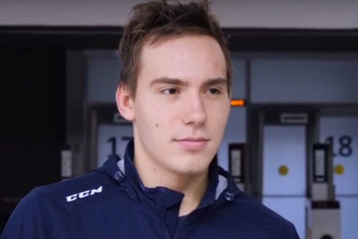 19-летний хоккеист умер в больнице после тяжелой травмы, полученной на матче