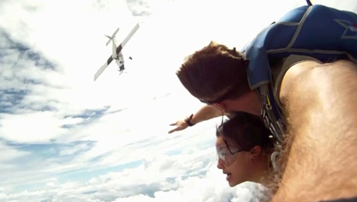 Видео с парашютистами, которых едва не сбил самолет, набирает миллионы просмотров Видео с парашютистами, которых едва не сбил самолет, набирает миллионы просмотров