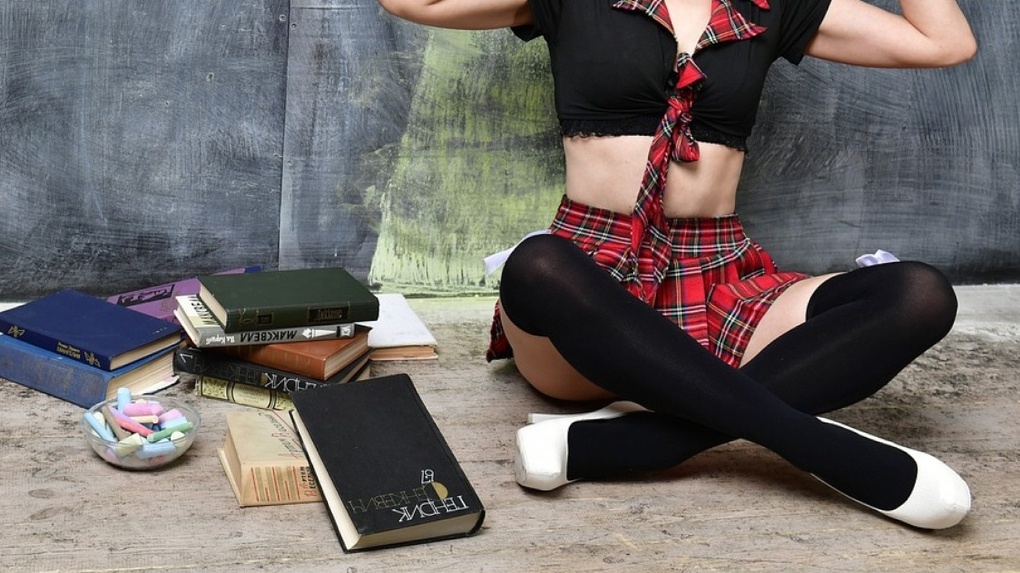 Омичка застала свою дочь-школьницу за сексом с соседом