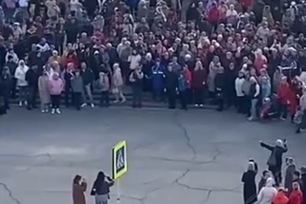 Недовольные действиями властей жители затопленного Орска вышли на митинг | В затопленном Орске начались митинги. Что известно Недовольные действиями властей жители затопленного Орска вышли на митинг | В затопленном Орске начались митинги. Что известно