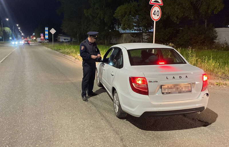 Штраф за номера без флага РФ: что нужно знать автовладельцам в 2025 году | МВД вводит штраф 500 рублей за госзнаки без российского триколора с 2025 года