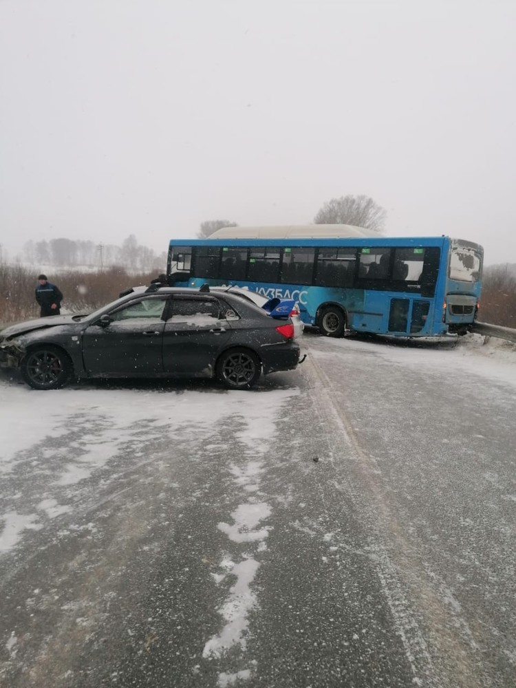 На Кузбассе пять человек разбились при столкновении с автобусом На Кузбассе пять человек разбились при столкновении с автобусом