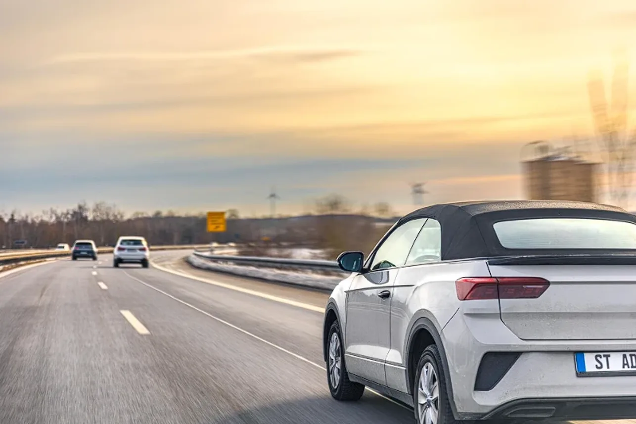 Поворотники на кольце — не так просто: объясняем правила включения сигналов при разных манёврах и почему это важно для безопасности Поворотники на кольце — не так просто: объясняем правила включения сигналов при разных манёврах и почему это важно для безопасности