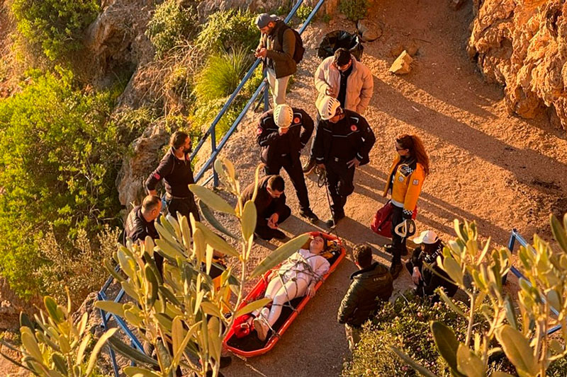 Россиянка сломала ногу, пытаясь сделать селфи на скале в турецкой Анталье  | Туристка из России упала со скалы в Анталье, пытаясь сделать селфи