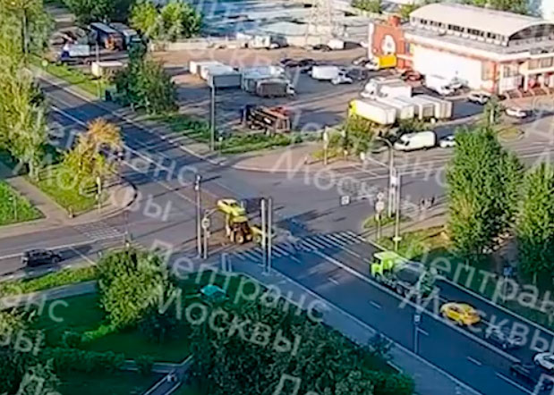 Водитель мотоцикла погиб в ДТП с трактором и бетономешалкой в Марьино. Видео | Мотоциклист погиб при столкновении с бетономешалкой в Москве