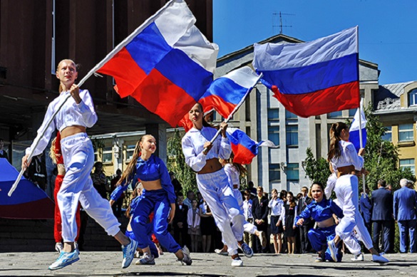 День России: Страна отмечает праздник митингами, концертами и фейерверками День России: Страна отмечает праздник митингами, концертами и фейерверками