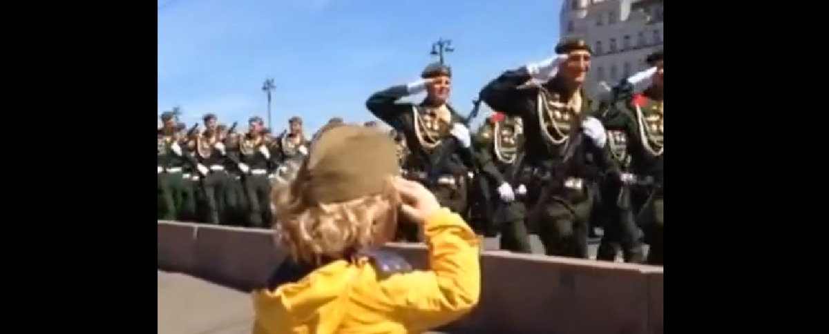 Запад покорил мальчик, которому военные отдавали честь на параде в Москве Запад покорил мальчик, которому военные отдавали честь на параде в Москве