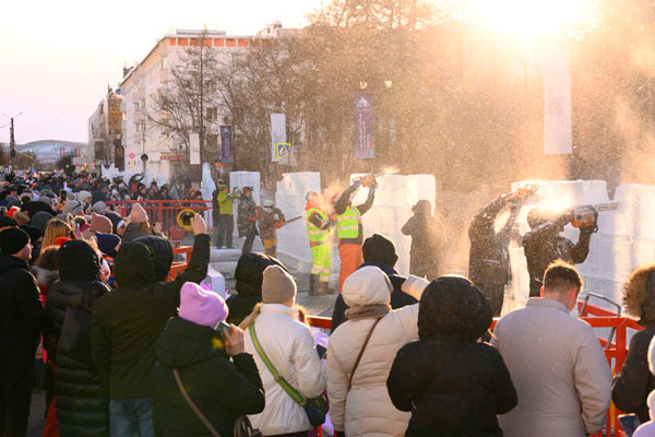 «Ледяное волшебство на Крайнем Севере!» - В Мурманске прошло шоу ледяных скульптур символов Арктики | Мурманск встретил Международный форум Арктики шоу ледяных скульптур «Ледяное волшебство на Крайнем Севере!» - В Мурманске прошло шоу ледяных скульптур символов Арктики | Мурманск встретил Международный форум Арктики шоу ледяных скульптур