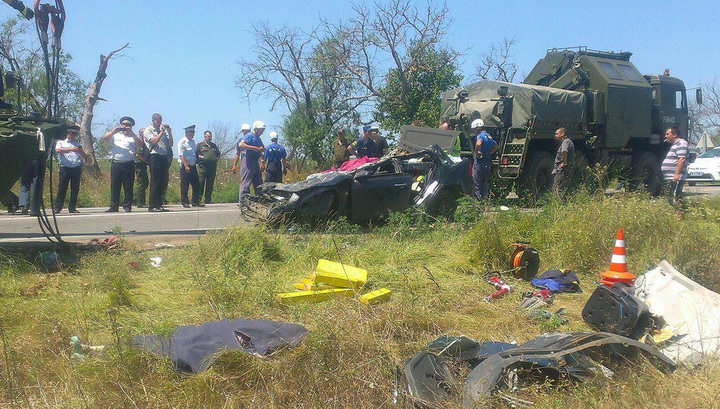 В Крыму БТР раздавил в лепешку автомобиль Ford. Наш курорт готов к обороне В Крыму БТР раздавил в лепешку автомобиль Ford. Наш курорт готов к обороне
