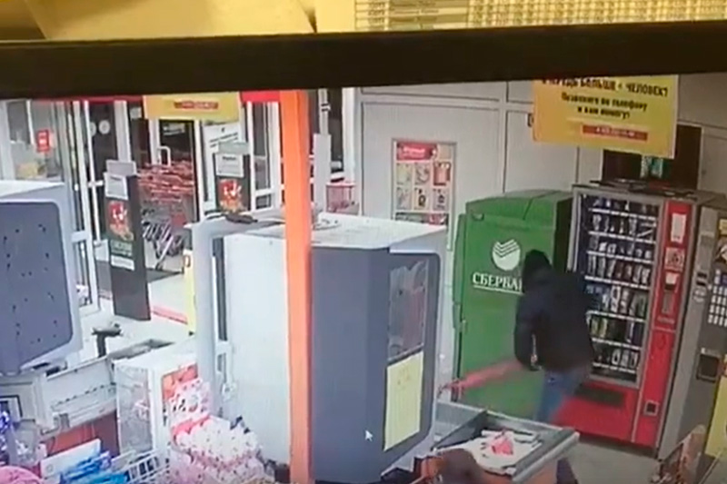 На Урале грабители за 20 секунд украли банкомат На Урале грабители за 20 секунд украли банкомат