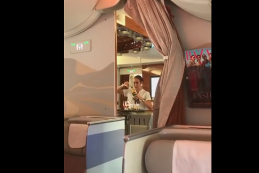 Сливавшая недопитое шампанское обратно в бутылку стюардесса попала на видео