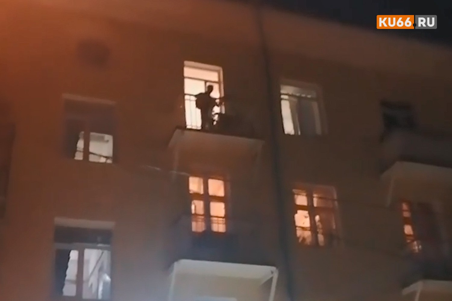 На Урале музыкант, уставший от самоизоляции, вышел на балкон и спел несколько песен, аккомпанируя себе на гитаре