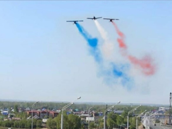 На воздушном параде в Уфе самолеты выпустили французский флаг