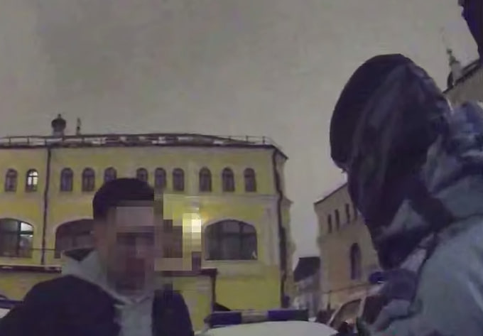 В Москве парень случайно выронил пакет с наркотиками на глазах полиции | В Москве мужчина достал пакет с кокаином прямо перед росгвардейцами В Москве парень случайно выронил пакет с наркотиками на глазах полиции | В Москве мужчина достал пакет с кокаином прямо перед росгвардейцами