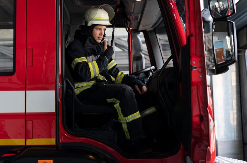 Депутат Нилов предлагает уравнять пенсионные права пожарных и спасателей в региональных структурах | В Думе предложили уравнять в пенсионных правах пожарных и спасателей