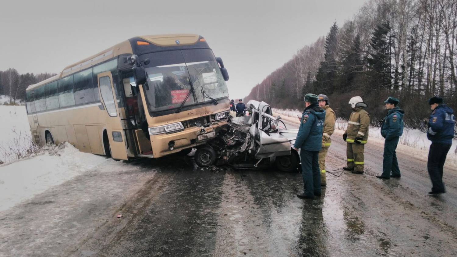 На Среднем Урале в ДТП с автобусом погиб водитель ВАЗа На Среднем Урале в ДТП с автобусом погиб водитель ВАЗа