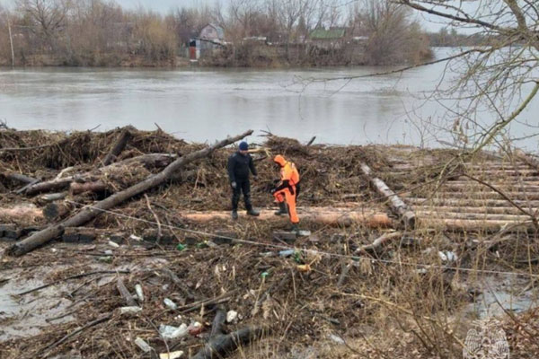 Спасатели выловили из Тобола деревяный мост, который несло течением к Кургану | Река Тобол смыла мост и понесла к Кургану, его поймали спасатели Спасатели выловили из Тобола деревяный мост, который несло течением к Кургану | Река Тобол смыла мост и понесла к Кургану, его поймали спасатели
