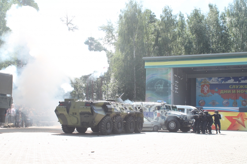 В екатеринбургском парке имени Маяковского полицейские стреляли, взрывали и задерживали опасных преступников В екатеринбургском парке имени Маяковского полицейские стреляли, взрывали и задерживали опасных преступников