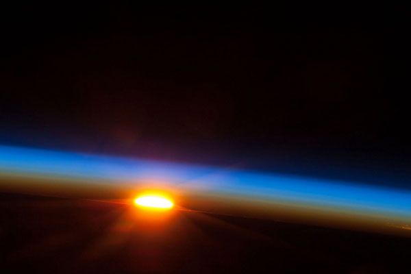 Мощная магнитная буря накроет Землю до утра четверга: возможны яркие северные сияния | Тишковец сообщил, что мощная магнитная буря продлится до 17 апреля