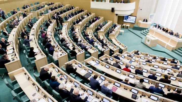 Россияне призвали сократить число депутатов ради спасения экономики Россияне призвали сократить число депутатов ради спасения экономики