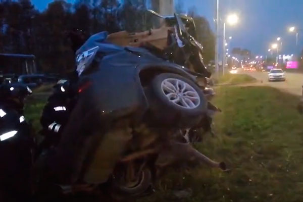 Лихач на родительском BMW врезался в столб и погиб вместе с друзьями — видео Лихач на родительском BMW врезался в столб и погиб вместе с друзьями — видео