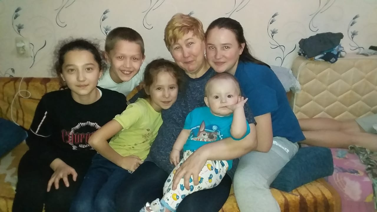 «Начинающая» бабушка: у нее 12 внуков, но это не предел. Дочерям она советует: «Рожайте»