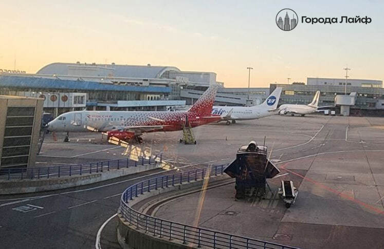 В московских аэропортах массово переносят рейсы | Во "Внуково" массово отменяют и переносят рейсы В московских аэропортах массово переносят рейсы | Во "Внуково" массово отменяют и переносят рейсы