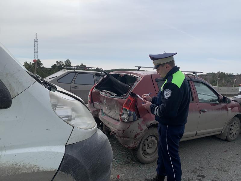 Массовое ДТП на трассе Екатеринбург – Тюмень — водитель «Пежо Боксер» протаранил 3 машины | На трассе Екатеринбург – Тюмень столкнулись четыре машины, двое пострадали
