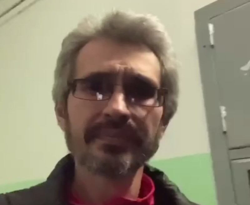 «Гав! Гав!»: мужчина-квадробер из Красноярска целый год преподавал физику старшим классам | Физик-квадробер целый год преподавал в Красноярске, прыгая и читая рэп