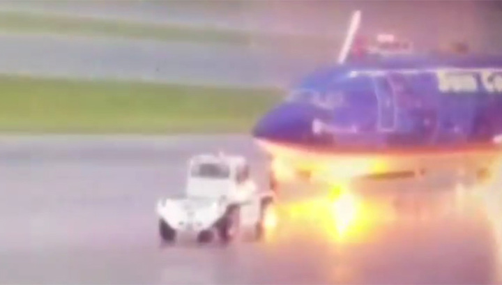 В сотрудника аэропорта попала молния во время обслуживания самолета. ВИДЕО В сотрудника аэропорта попала молния во время обслуживания самолета. ВИДЕО