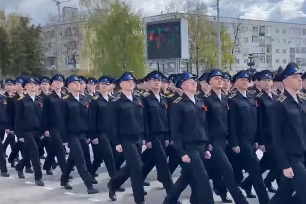 В некоторых регионах России губернаторы отменили демонстрации, парады, салют и концерты