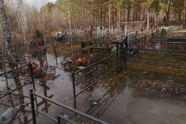 Тревога в Челябинске: угроза талых вод для водохранилища и могил | В Челябинске вода с кладбища может попасть в водохранилище Тревога в Челябинске: угроза талых вод для водохранилища и могил | В Челябинске вода с кладбища может попасть в водохранилище