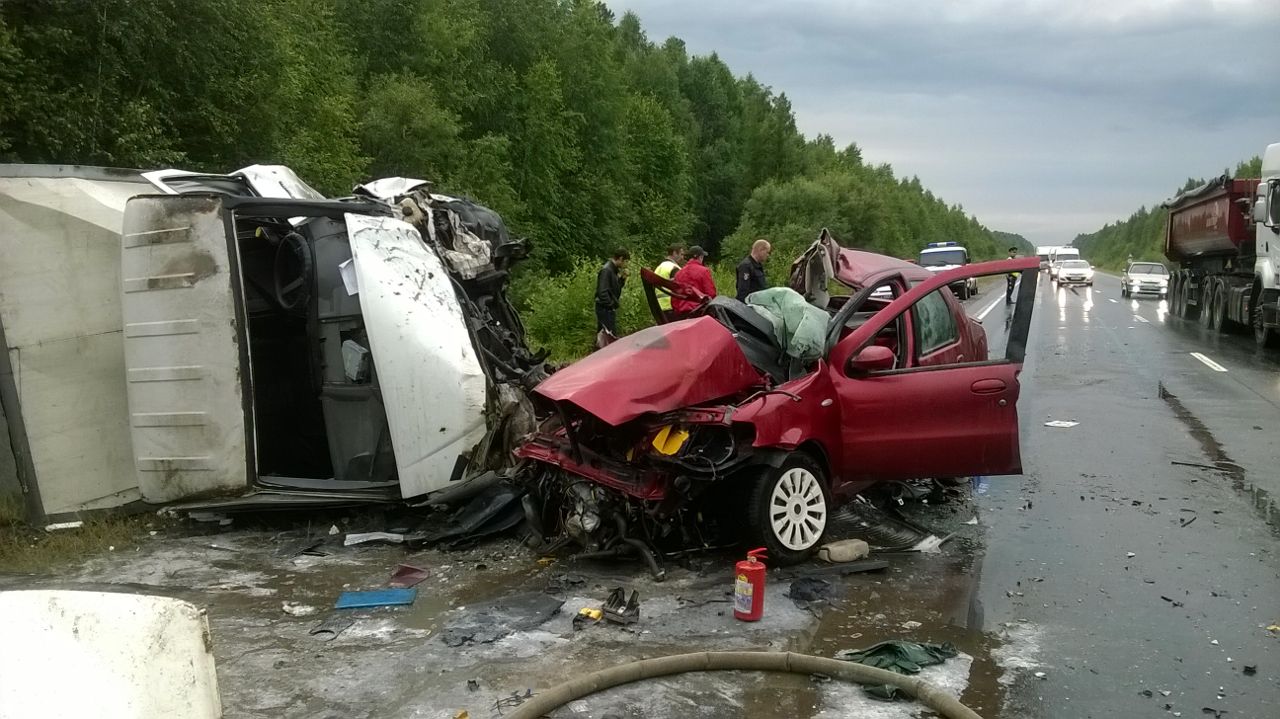Два человека погибли в лобовом столкновении автомобилей близ Новой Ляли Свердловской области Два человека погибли в лобовом столкновении автомобилей близ Новой Ляли Свердловской области