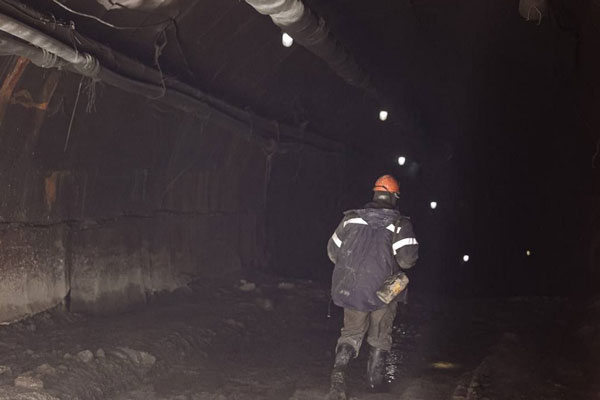 Оказавшихся под завалами шахтеров пытаются спасти вторые сутки