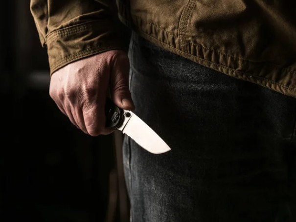 В Нальчике произошло вооруженное нападение на ДПС: полицейский в попал в реанимацию | В Нальчике на полицейского напали с ножом 