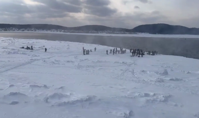 На Сахалине сотни рыбаков застряли на отколовшейся льдине | На Сахалине рыбаки ушли в дрейф на отколовшейся льдине На Сахалине сотни рыбаков застряли на отколовшейся льдине | На Сахалине рыбаки ушли в дрейф на отколовшейся льдине