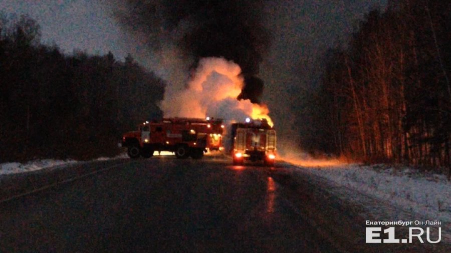 На Среднем Урале из-за горящей фуры перекрыли трассу На Среднем Урале из-за горящей фуры перекрыли трассу