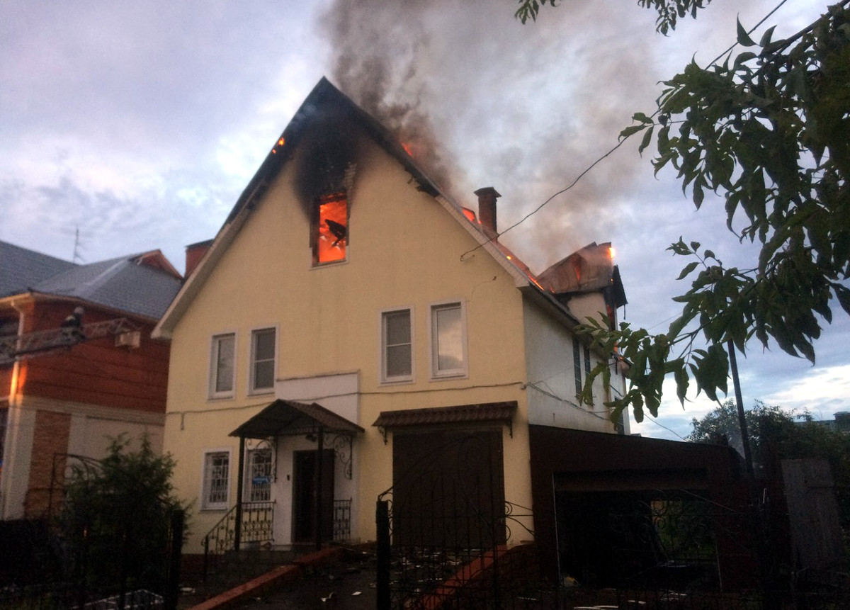 Ночью молния уничтожила в Твери двухэтажный коттедж Ночью молния уничтожила в Твери двухэтажный коттедж