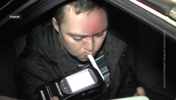 Пьяный кировчанин разбил три машины, предаваясь любовным утехам за рулем Пьяный кировчанин разбил три машины, предаваясь любовным утехам за рулем