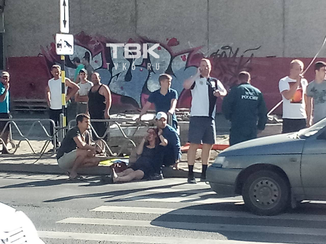 В Красноярске на левобережье на женщину рухнул светофор